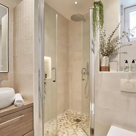 Superb Invalides Eiffel Tower アパート パリ