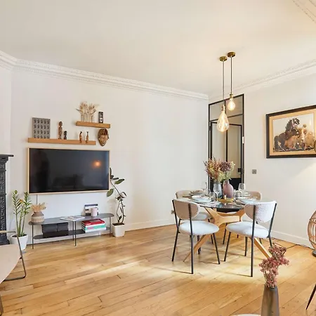 Superb Invalides Eiffel Tower アパート